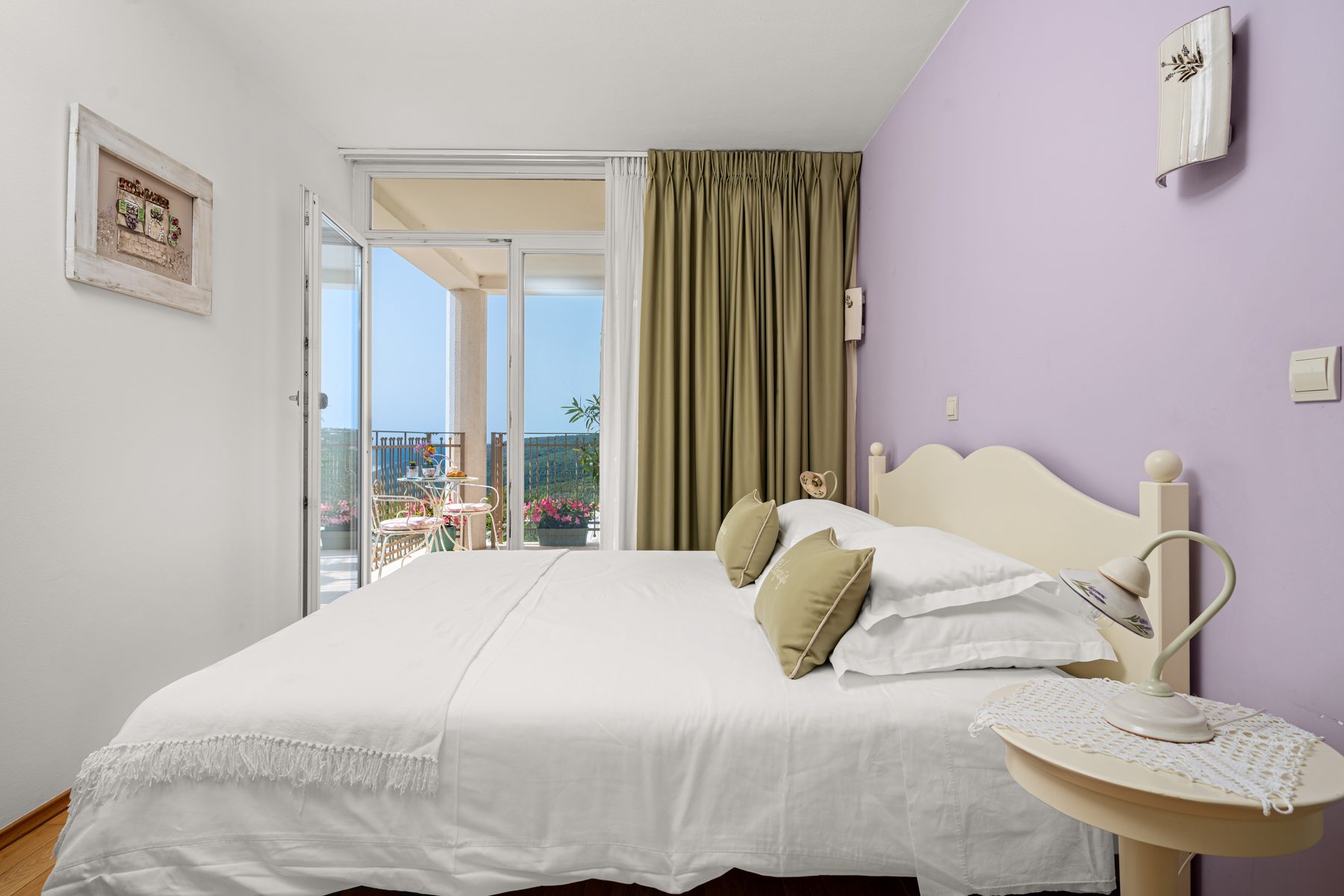 Krevet sobe Foška uz balkon s pogledom na more