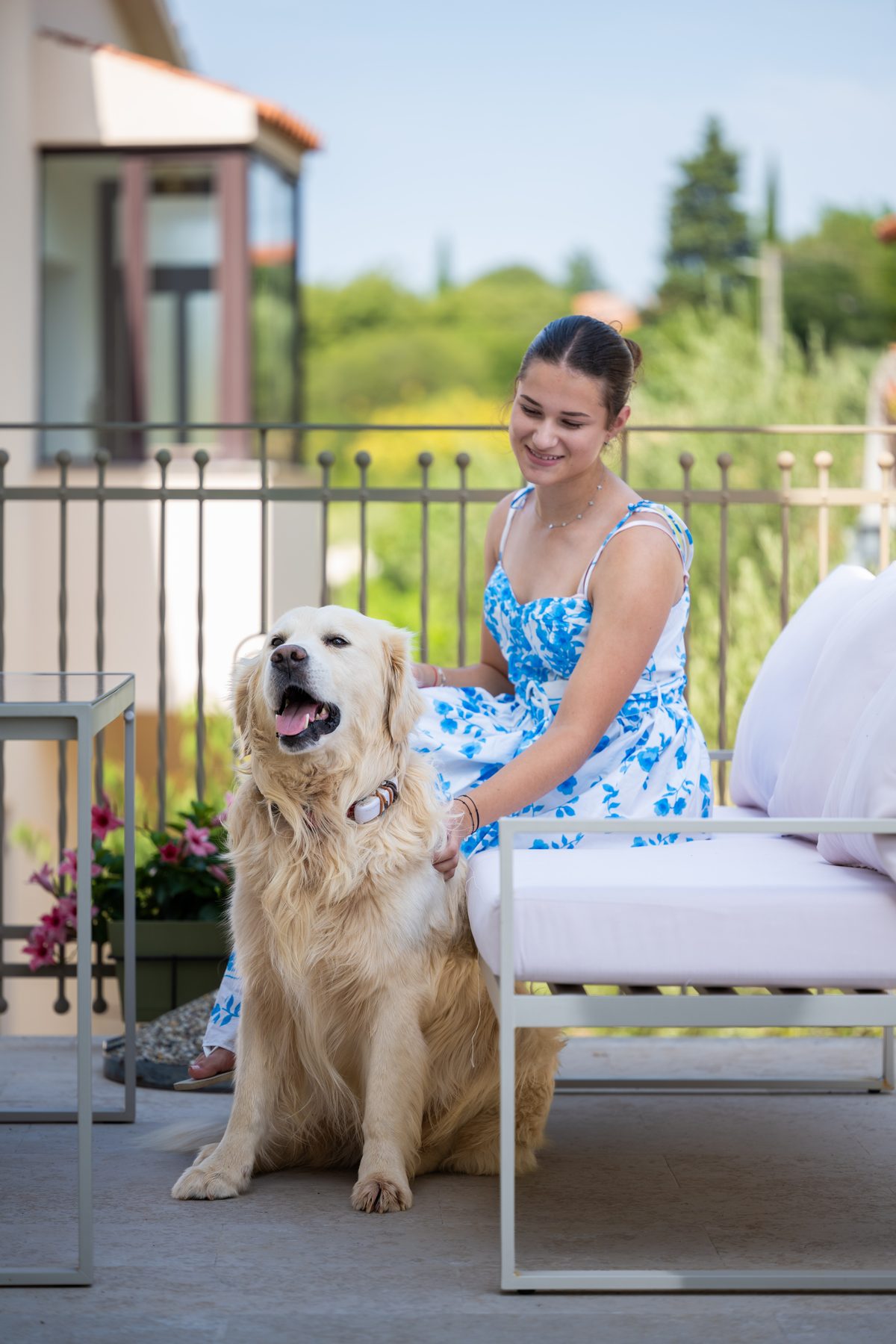 Gošća s golden retrieverom na terasi Ville Štefanije