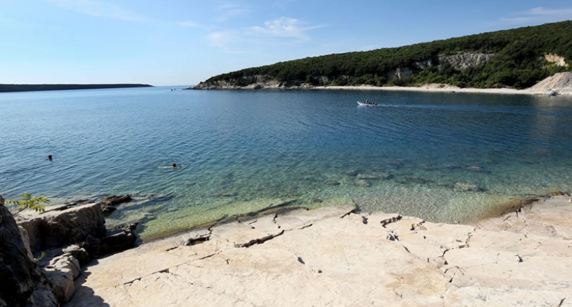 Zeleni istarski krajolik oko Puntere s pogledom prema zaljevu