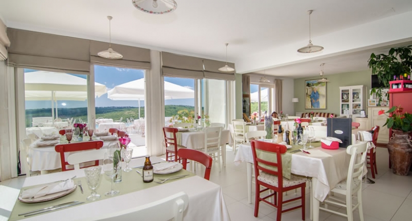 Blagovaonica restorana Villa Štefanija s pogledom na zelenilo