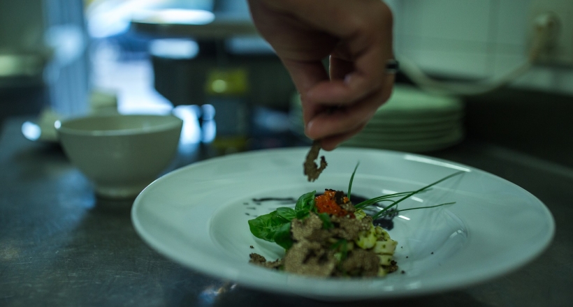 Chef dovršava tanjur u kužini