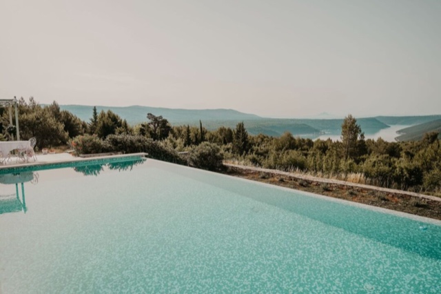 Infinity bazen s panoramom istarskih brežuljaka i zaljeva